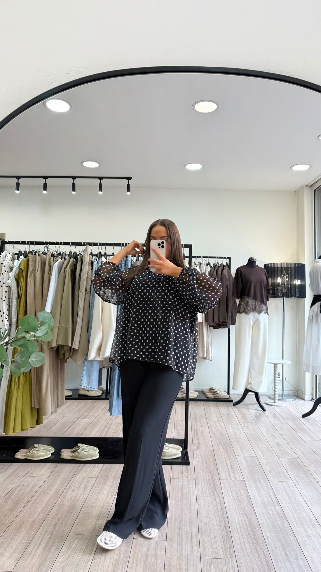 chemise à pois noir